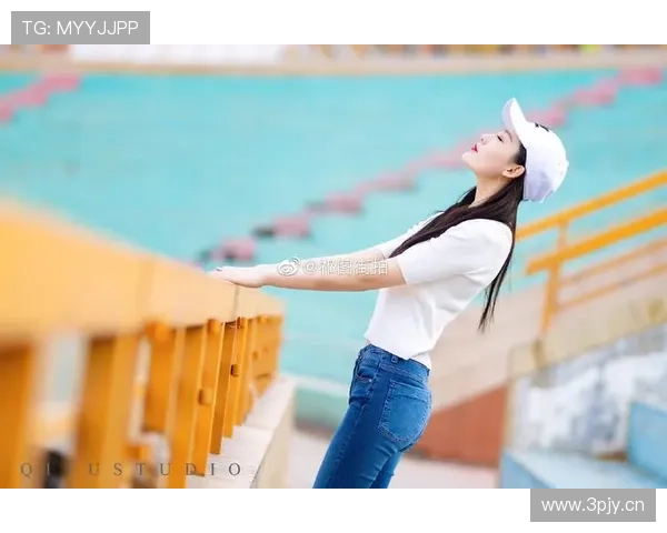 朱琳球场像邻居家练球，赛后街拍像刚从时装周溜出来