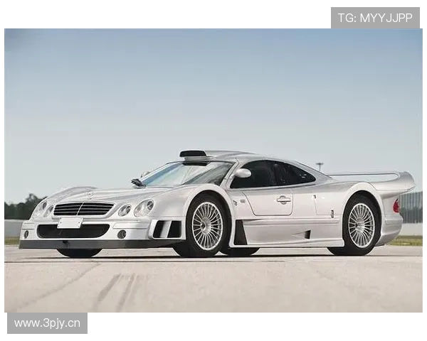 皮克退役后天天晒豪车游艇，前队友还在踢球还房贷